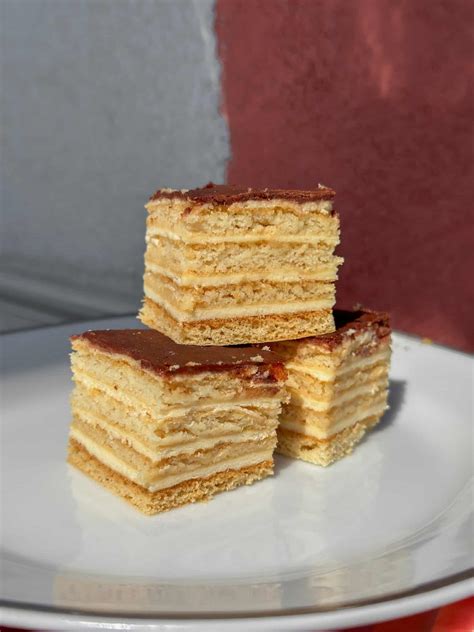 Šťavnaté medové pláty pripravené na zdobenie