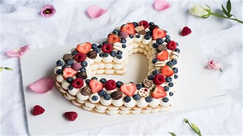 Number cake ozdobený ovocím a krémom