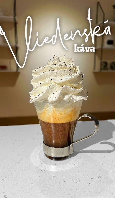 Viedenská káva a zákusky