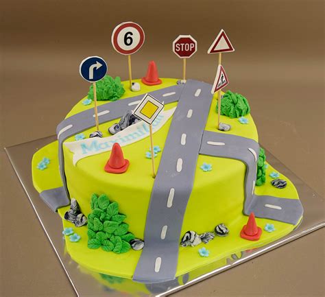 Torta s motívom cesty a dopravnými značkami