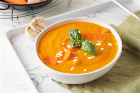 Miska lososovej polievky s kúskom ražného chleba