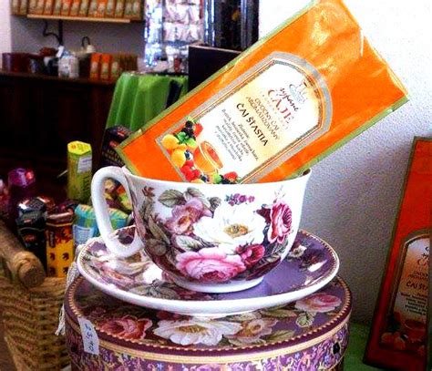 Šálka s bylinkovým čajom a bylinkami