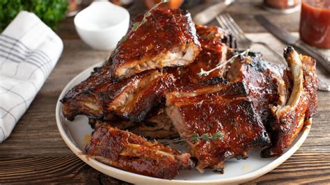 Servírované bravčové rebrá s prílohami