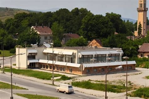 Fotografia historickej budovy v Holčíkovciach