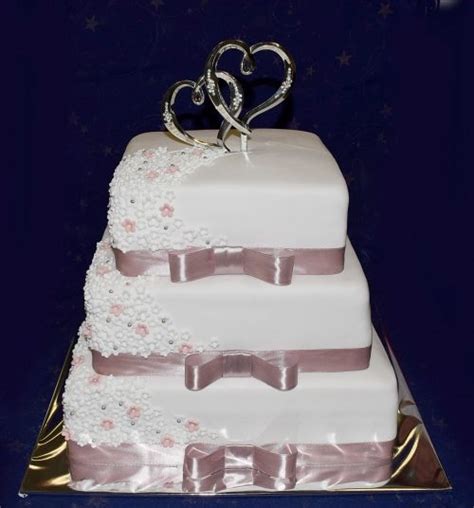 Štvorcová svadobná torta s modernou dekoráciou