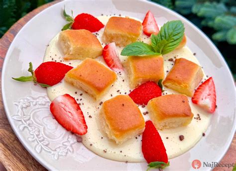 Ilustračná fotografia torty s jahodami a vanilkovým krémom