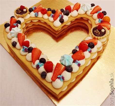 Schéma skladania torty z piškótových plátov, pudingu a jahôd