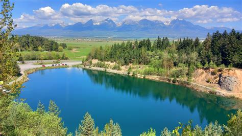 Panoramatický pohľad na Poprad s Vysokými Tatrami v pozadí