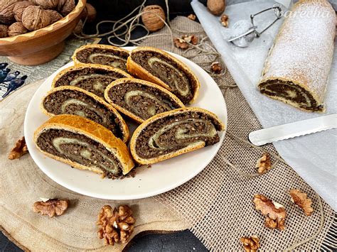 Upečený orechový závin pripravený na krájanie