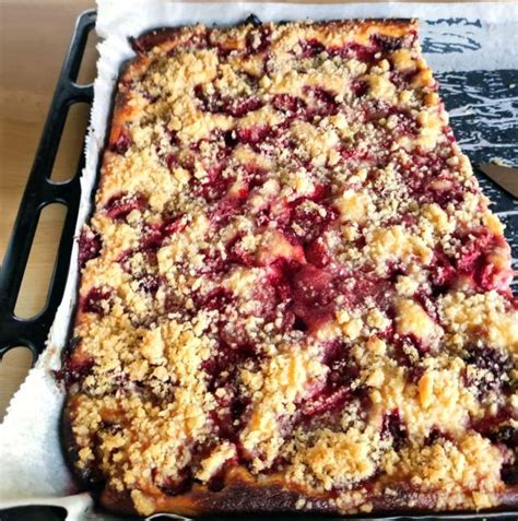 Koláč s jahodami a posýpkou