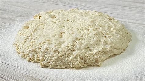 Hotový ovseno-semienkový chlieb pripravený na krájanie