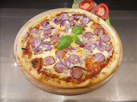 Chutná pizza pripravená na rozvoz