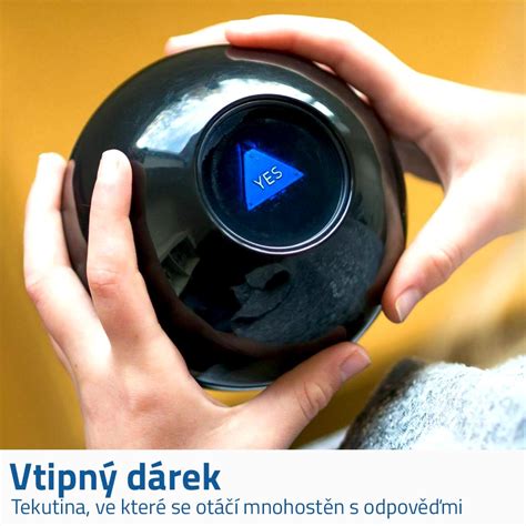Používateľ interaguje s aplikáciou Magická guľa odpovede na smartfóne