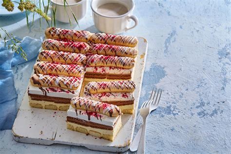 Mramorová torta ozdobená piškótami a stuhou