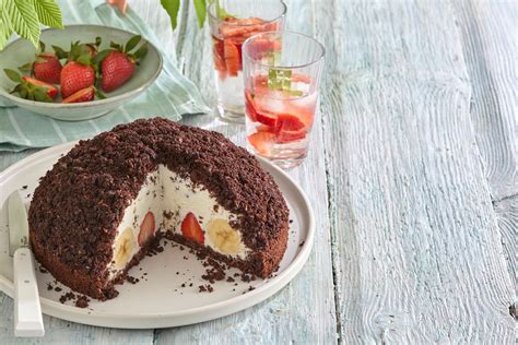 Výsledná Krtkova torta s banánmi a šľahačkou