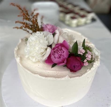 Svadobná torta s malinami a kvetmi