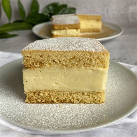 Hotový medový krémeš ozdobený