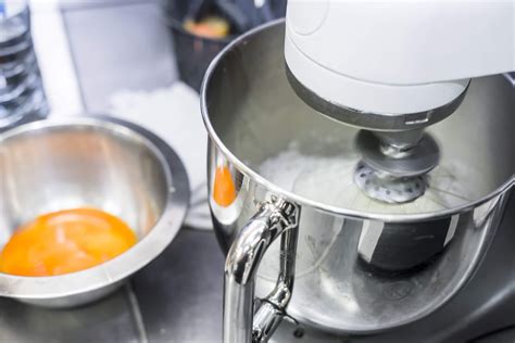 Šľahanie cesta v kuchynskom robote