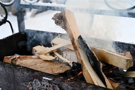 Ukážka rôznych druhov dreva na údenie