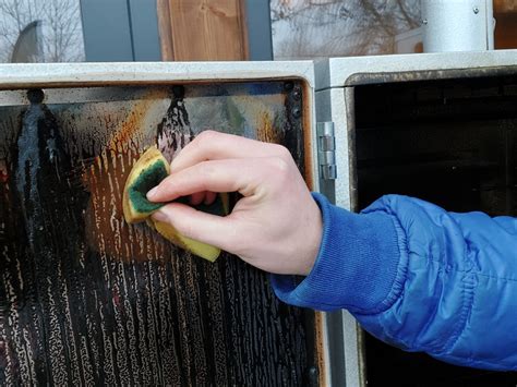 Ilustrácia znázorňujúca čistenie udiarne