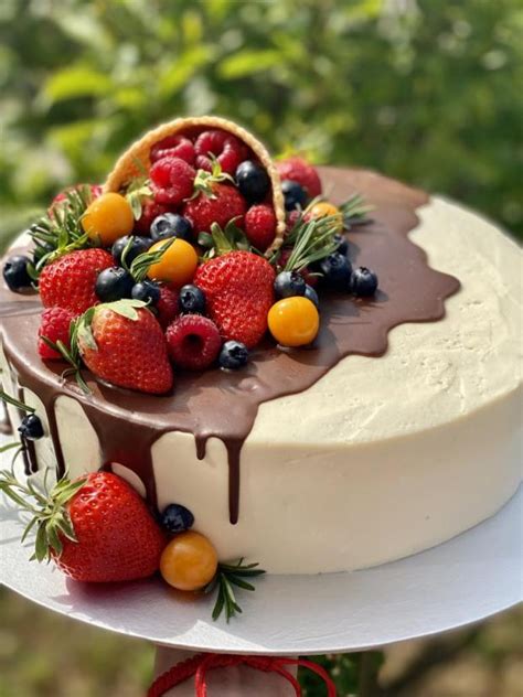 Ukážka torty zdobenej ovocím a lentilkami