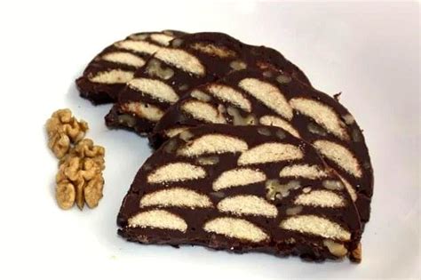 Hotový čokoládový srnčí chrbát s čerešňami