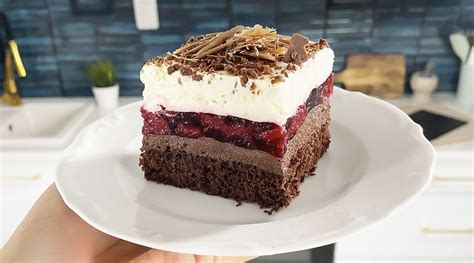 Vrstvený čokoládovo-čerešňový zákusok