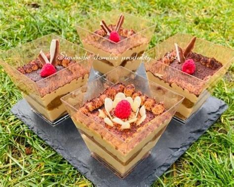 Vrstvený karamelový dezert v pohári