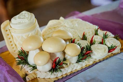 Detailne zdobená syrová torta s ružičkami zo salámy a zeleniny