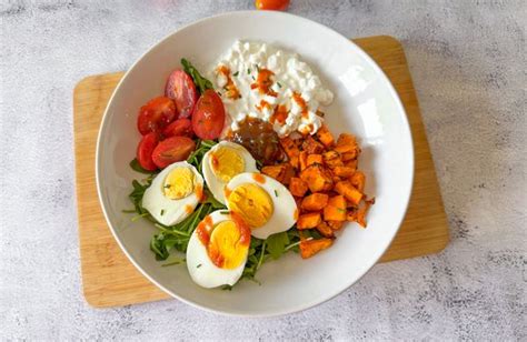 tanier s vajíčkami a zeleninou