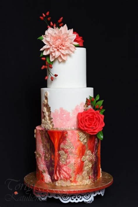 Luxusná viacposchodová svadobná torta so zlatými detailmi