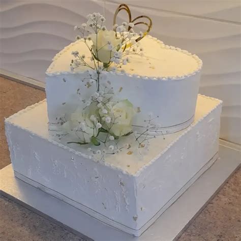 Svadobná torta so siluetou mesta