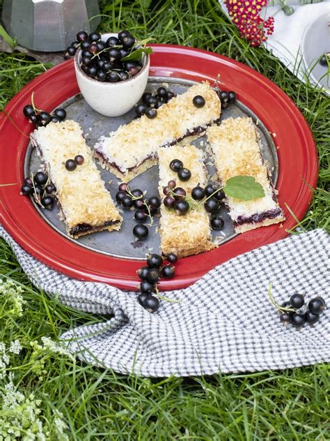 Zmes rôznych dezertov s čiernymi ríbezľami