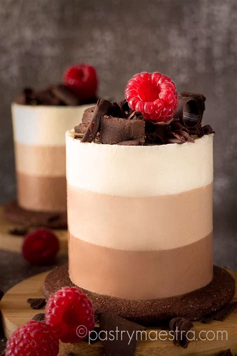 Detailná fotografia vrstiev trojitej čokoládovej torty