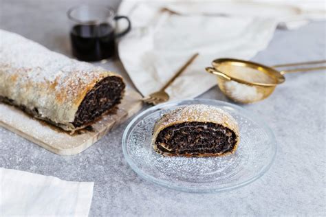 Hotová zlatohnedá štrúdľa