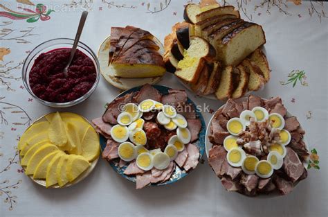 Veľkonočné jedlá na stole