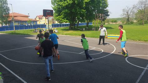 Basketbalové ihrisko s hráčmi