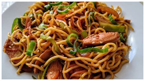 Ilustrační obrázek pizzy s masem a zeleninou