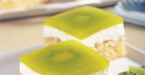 Hotový tvarohovo-kiwi koláč pripravený na servírovanie