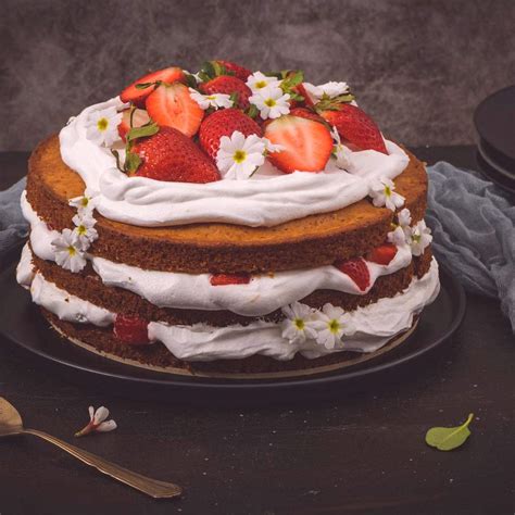 rozličné torty a zákusky z piškótového cesta