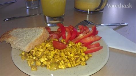 Tofu praženica s kurkumou a zeleninou