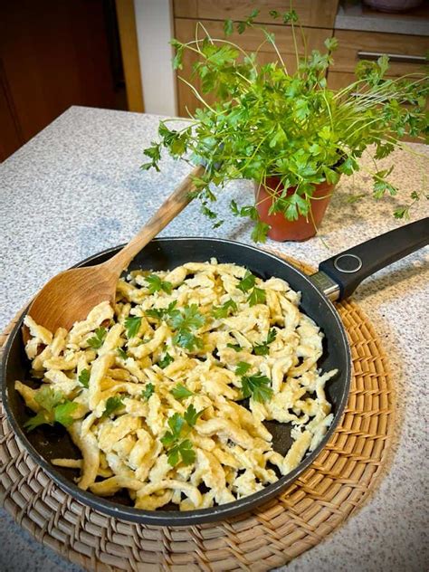 Surové cesto na špecle a špeciálny nástroj na ich prípravu