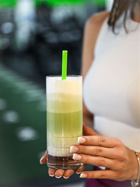 Koláž rôznych druhov kapkejkov s rôznymi príchuťami a dekoráciami