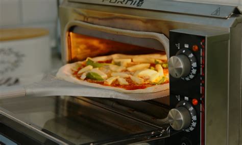 Detail pečenia pizze v peci