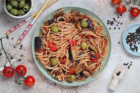 Ilustrácia cestovín s baklažánom a paradajkami