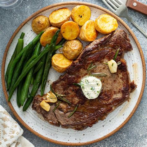 odpočívajúci steak prikrytý alobalom