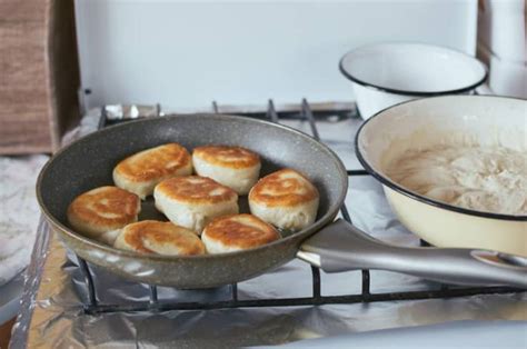 Pečenie lievancov na panvici