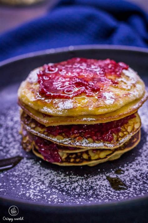 Servírované bezlepkové lievance s ovocím a karamelom