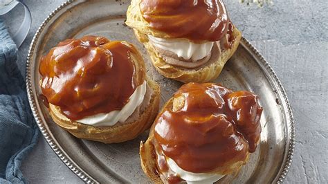 Zostavený klasický veterník s karamelovou polevou