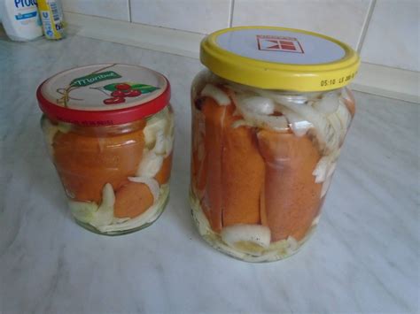 Hotové naložené utopence v pohári